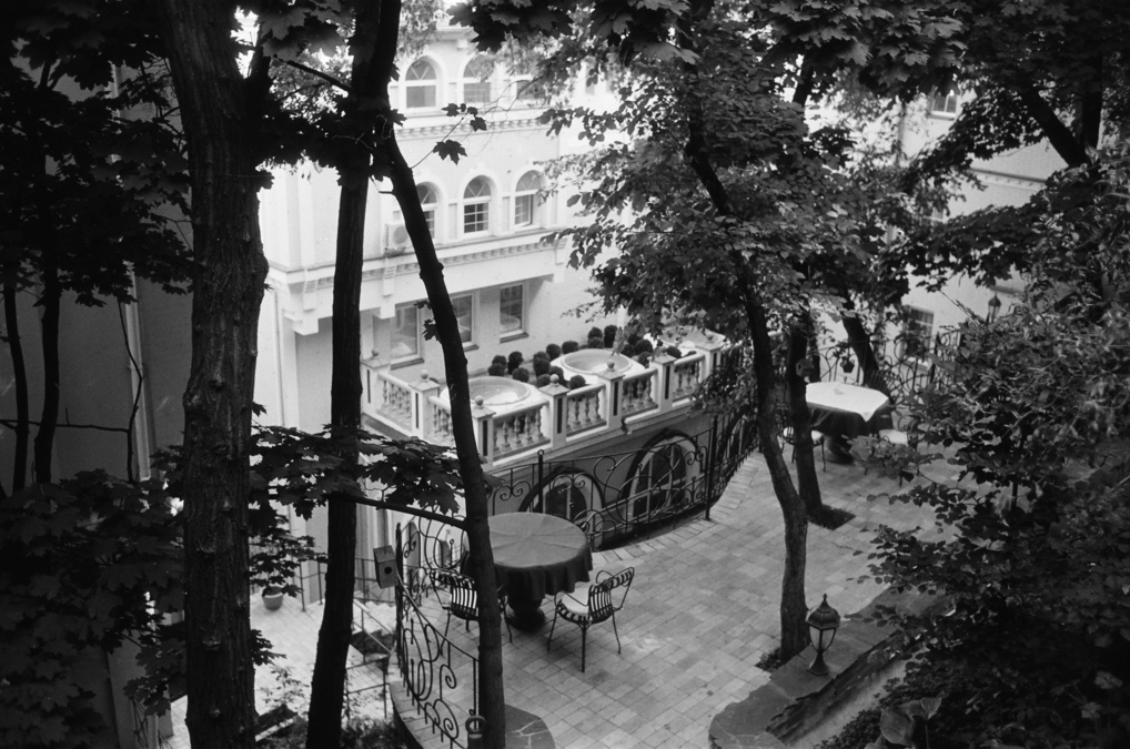 Розовая терраса в саду бутик-отеля Воздвиженский