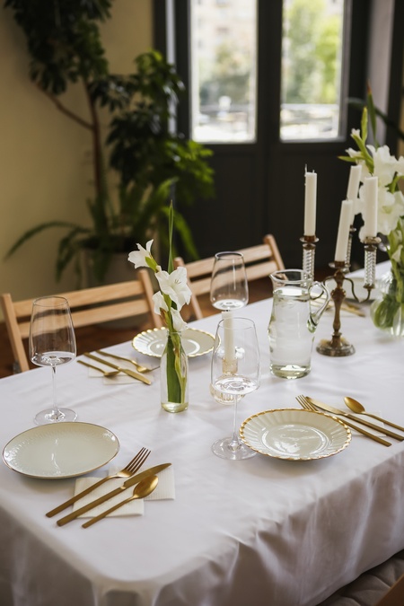 Простір історичного будинку з видом на Софію 