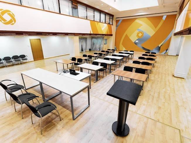 Просторный конференц-зал с универсальной рассадкой
