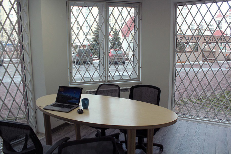 Светлая переговорка на Оболоне 