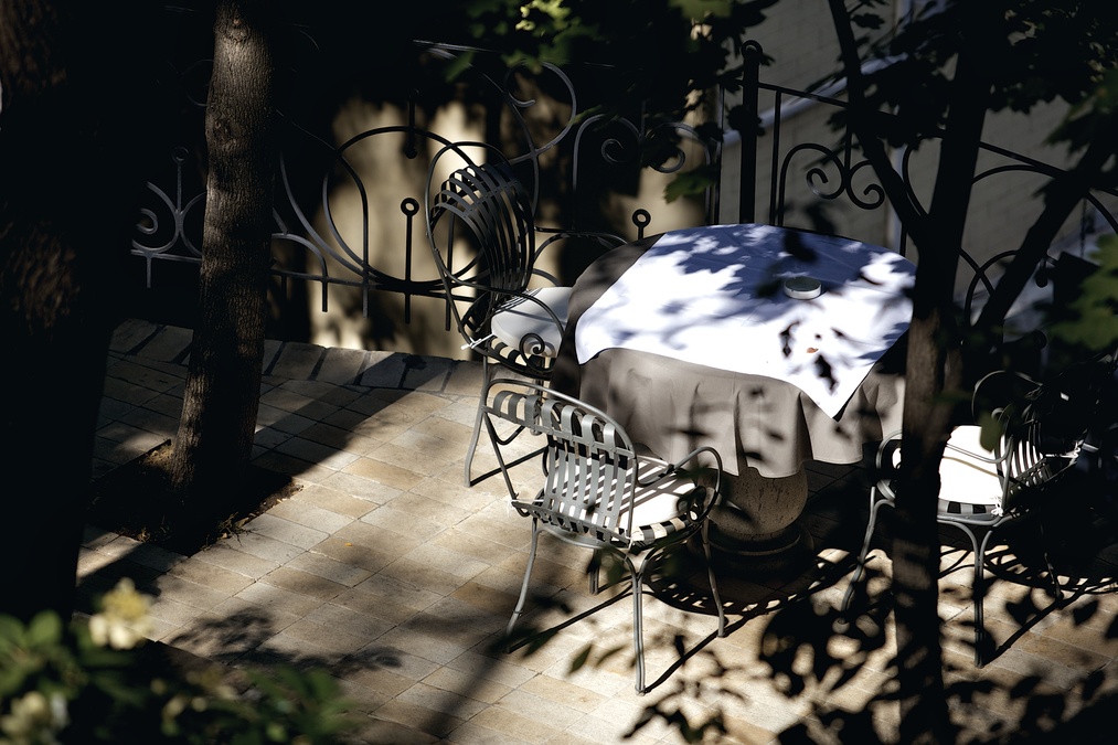 Розовая терраса в саду бутик-отеля Воздвиженский