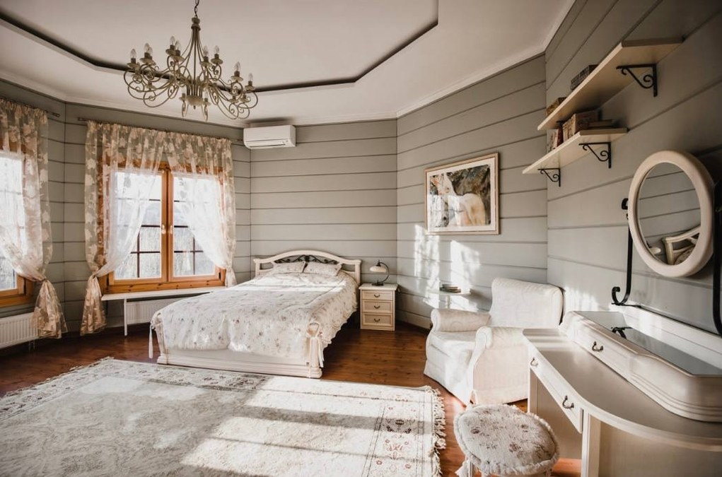 Великий будинок на озері