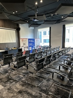 Современный и технологичный meeting-room