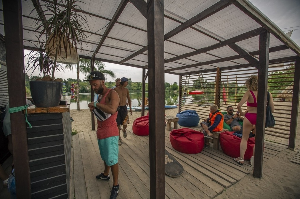 Летняя локация с пляжем и вейк-парком