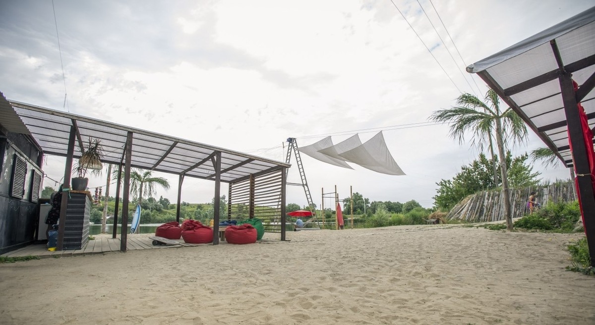 Летняя локация с пляжем и вейк-парком