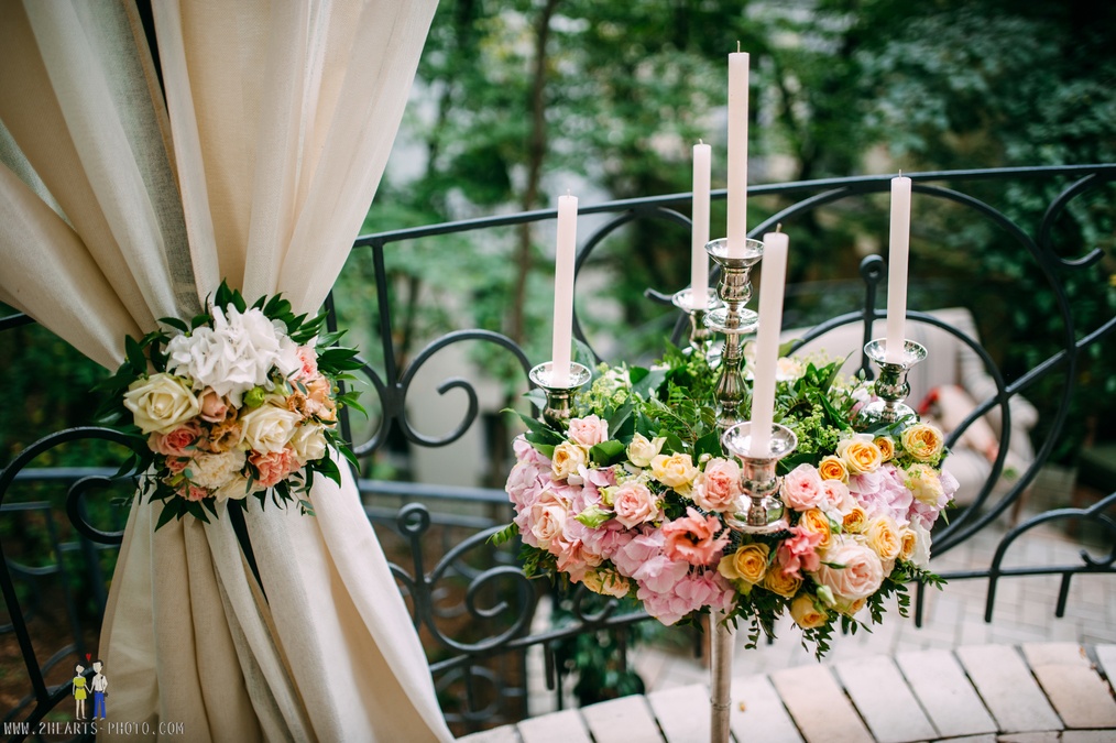 Розовая терраса в саду бутик-отеля Воздвиженский