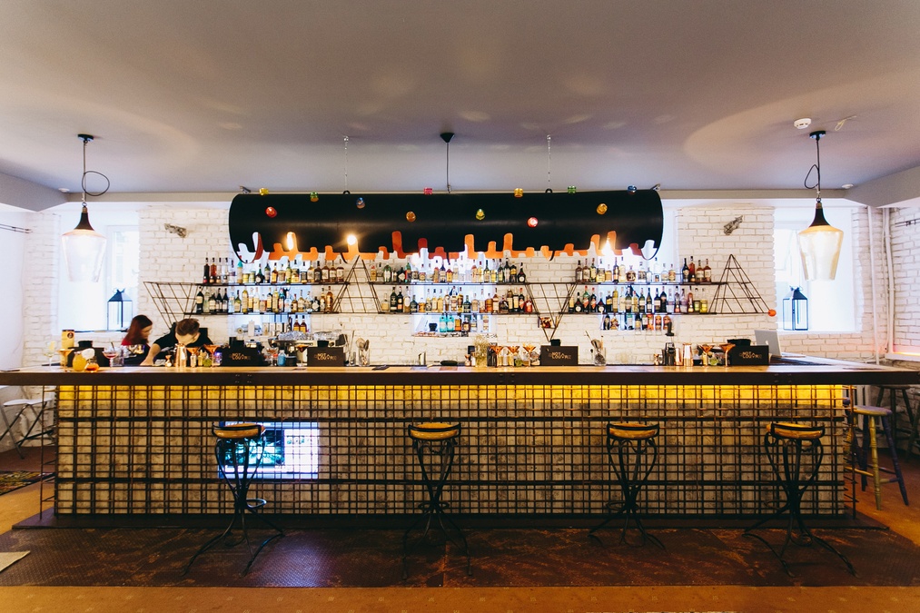 Стильний лофт It's NOT the LOUVR gallery bar