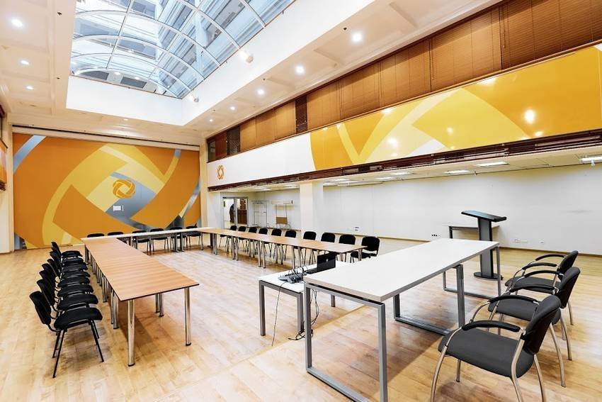 Просторный конференц-зал с универсальной рассадкой