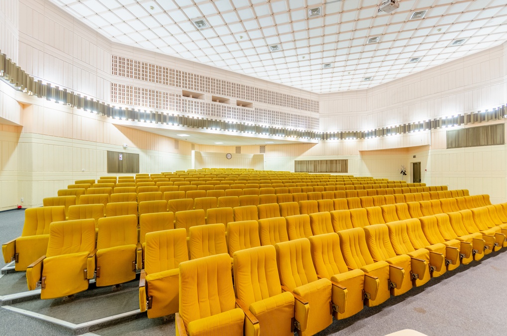 Зал ТЕАТРАЛЬНИЙ зі сценою в готелі Турист