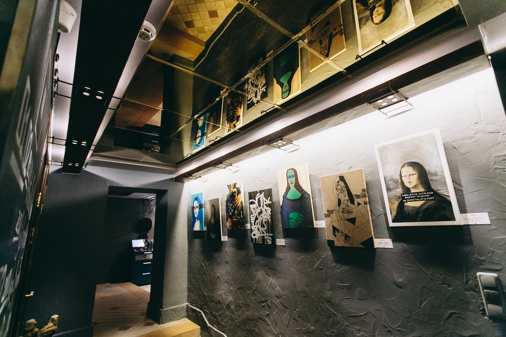 Стильний лофт It's NOT the LOUVR gallery bar