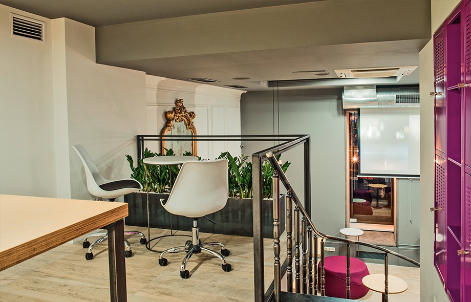 Яскравий дворівневий лофт "Beauty HUB"