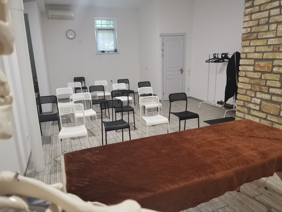 Невеликий зал для тренінгів та семінарів