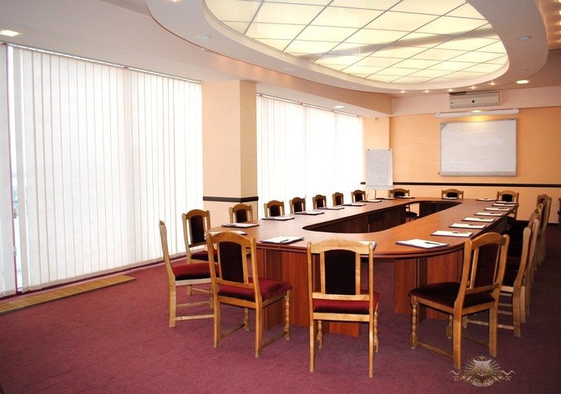 Овальный конференц-зал в центре Днепра 