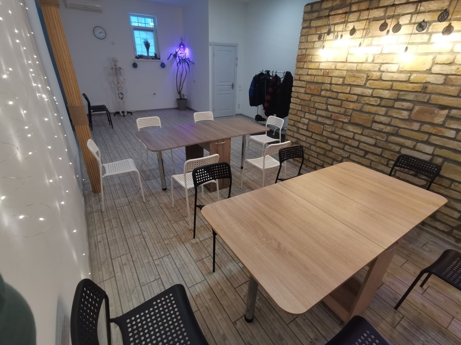 Невеликий зал для тренінгів та семінарів