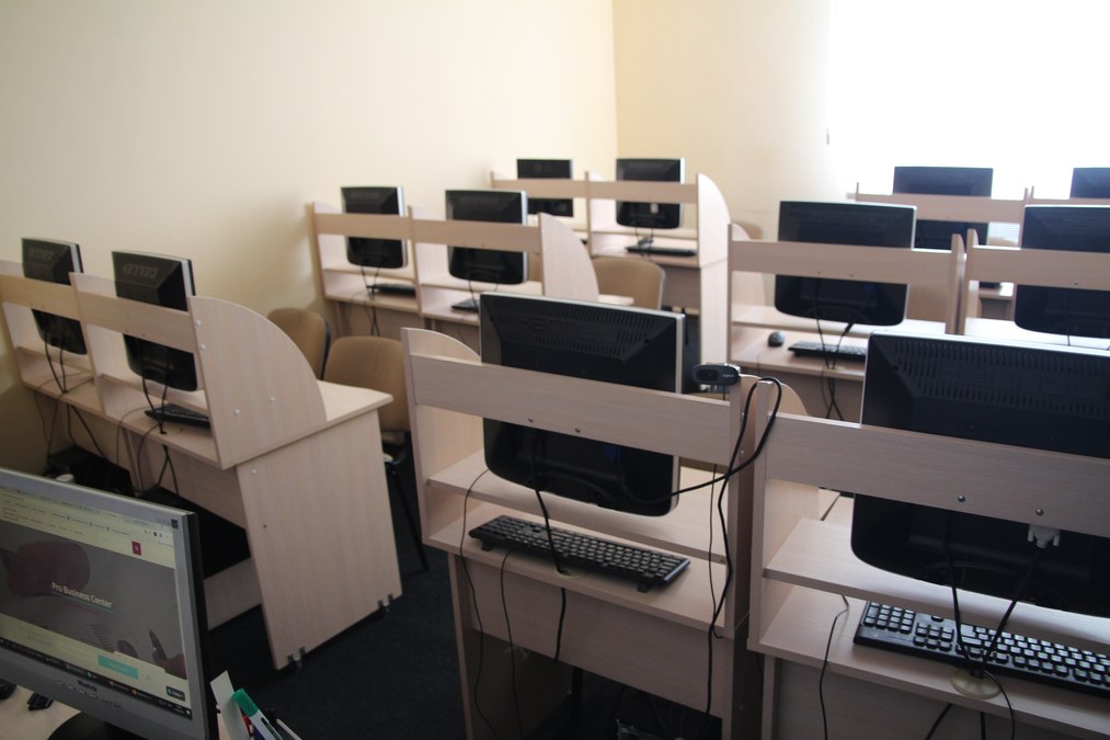 Оснащенный компьютерный зал 