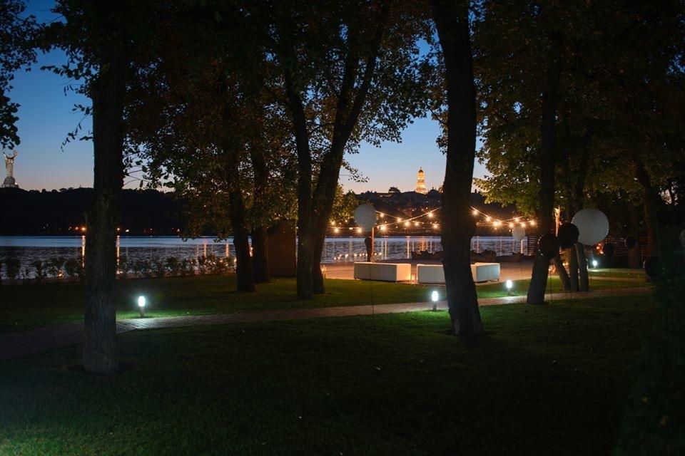 Открытая площадка на берегу Днепра