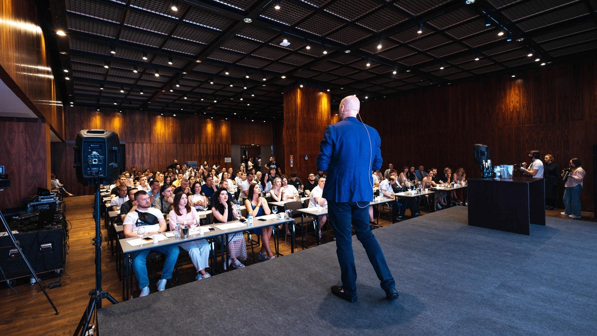 Мала виставкова зала | Parkovy