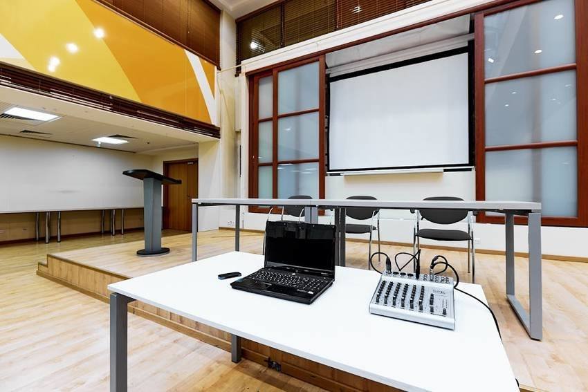 Просторный конференц-зал с универсальной рассадкой