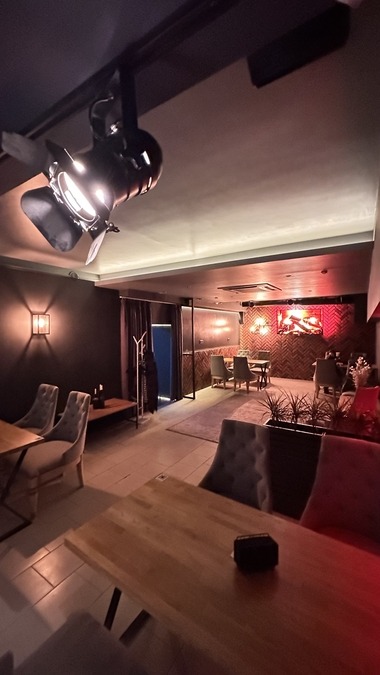 Таємний лаунж бар в центрі міста з трьома залами 