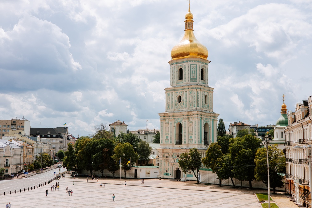 Простір історичного будинку з видом на Софію 