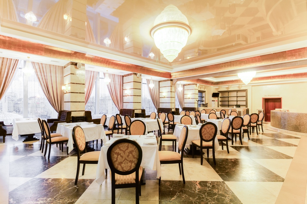 Панорамний ресторан в готелі в центрі Києва 