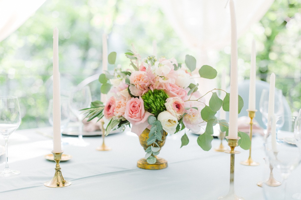 Розовая терраса в саду бутик-отеля Воздвиженский