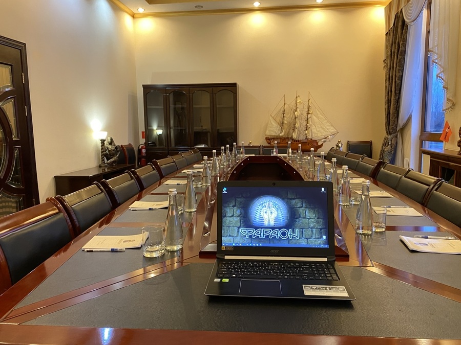 Конференц-зал на Дніпрі від готелю "Faraon"