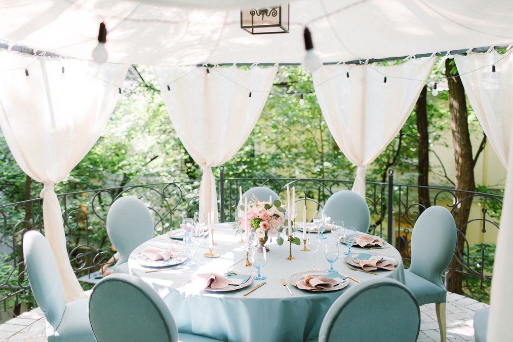 Розовая терраса в саду бутик-отеля Воздвиженский