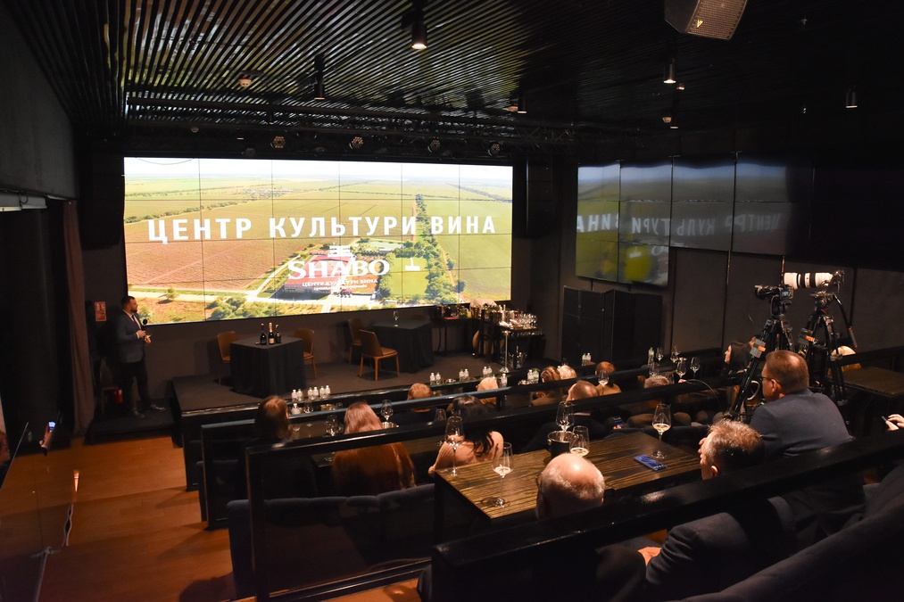 Rest Hall — амфітеатр зі сценою у Parkovy