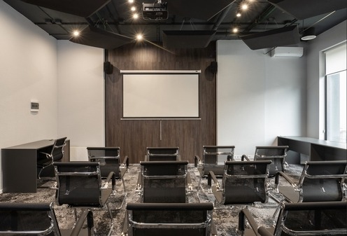 Современный и технологичный meeting-room