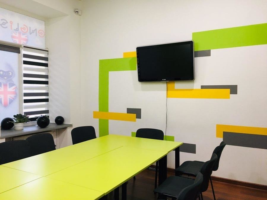 Яскравий зал у навчальному центрі