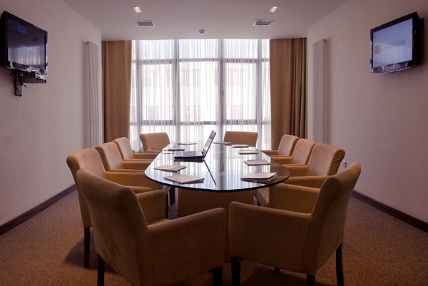 Кімната перемовин у Invite Hub