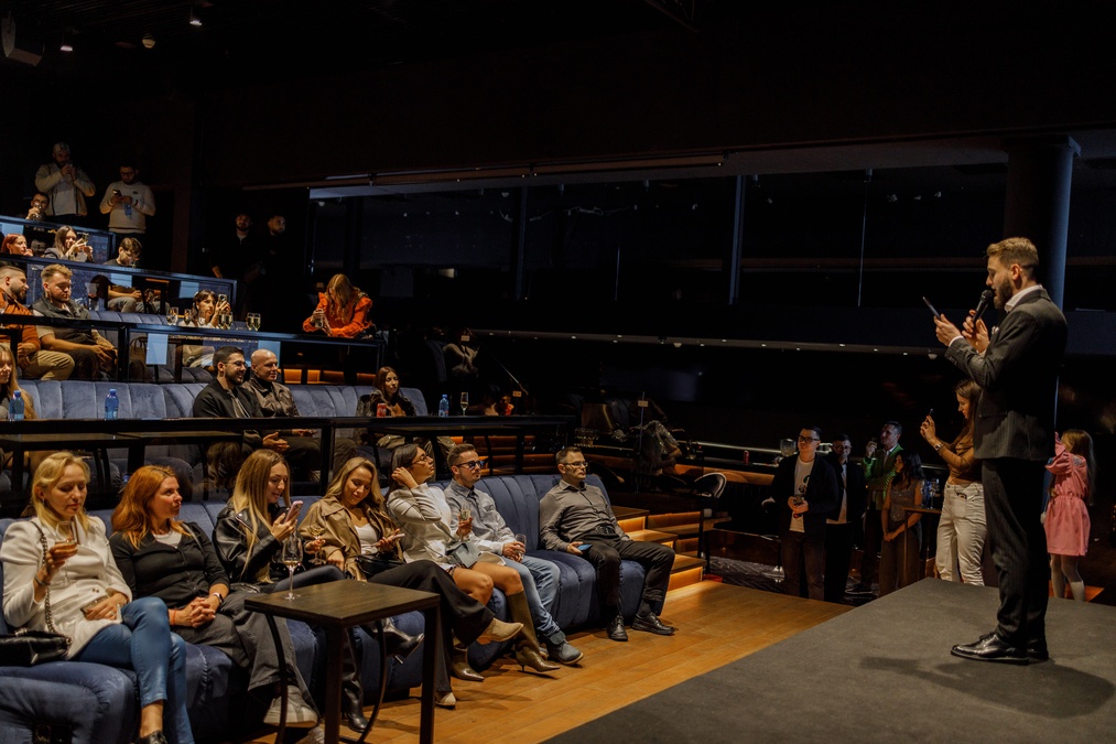 Rest Hall — амфітеатр зі сценою у Parkovy