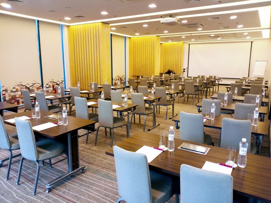 Просторий конференц-зал у готелі Sky Loft