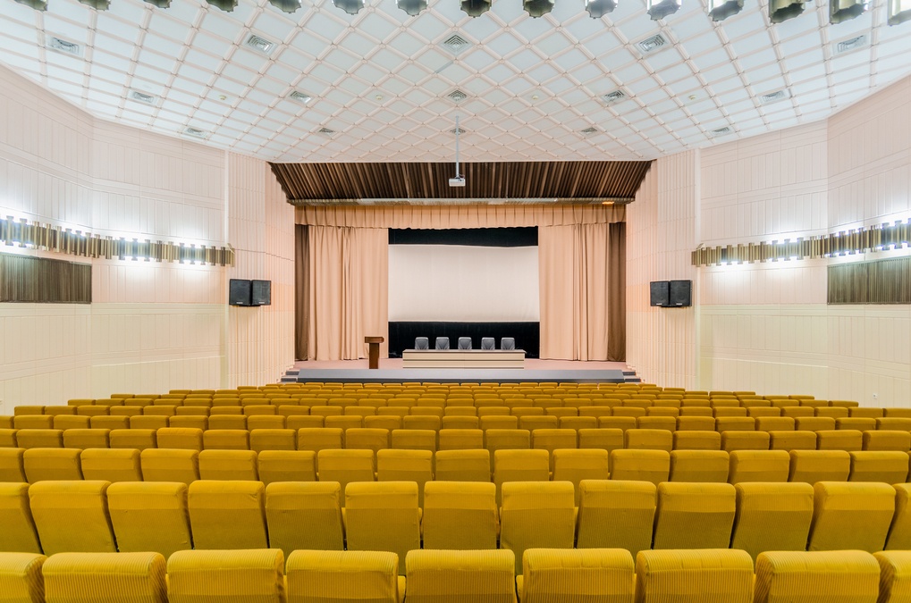 Зал ТЕАТРАЛЬНИЙ зі сценою в готелі Турист