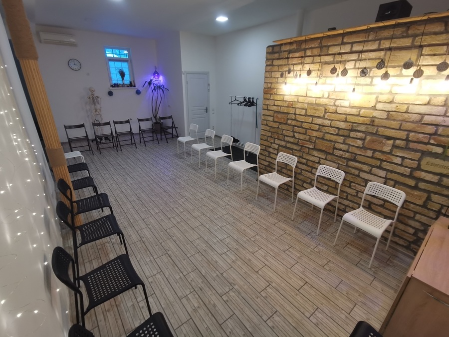 Невеликий зал для тренінгів та семінарів