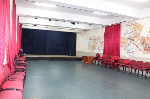 Оборудованный зал с мини-сценой