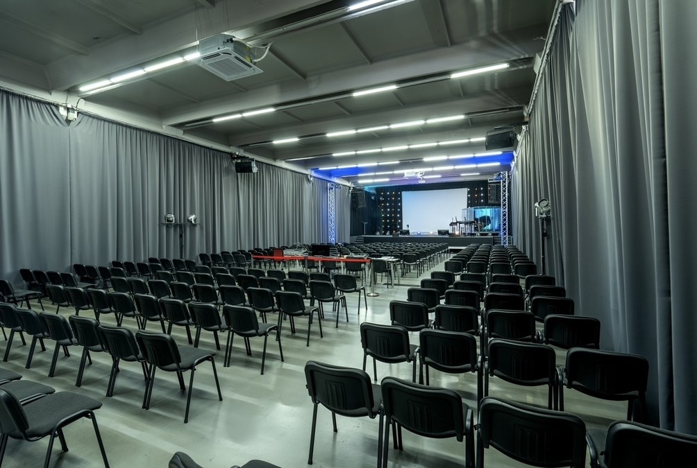 Великий зал «Місто» біля м.Почайна