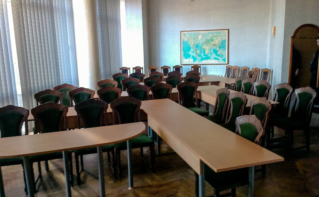 Светлый конференц-зал с видом на парк 