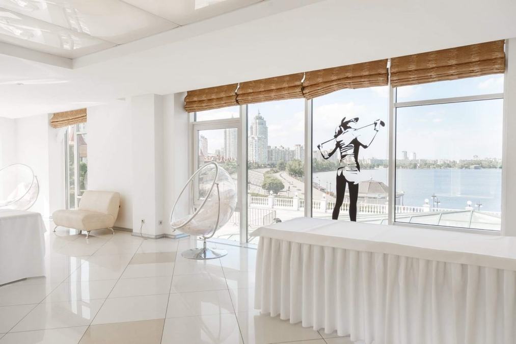 Біла зала в Гольф-центрі на Оболоні