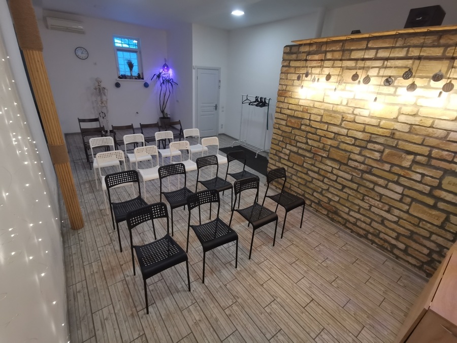 Невеликий зал для тренінгів та семінарів