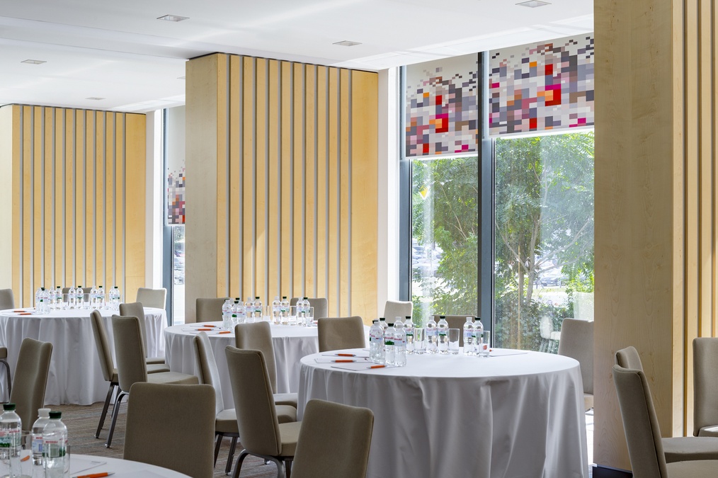 Просторий конференц-зал у готелі Sky Loft