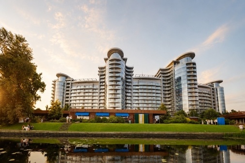 Івент-локація на березі Дніпра River Lodge Київ
