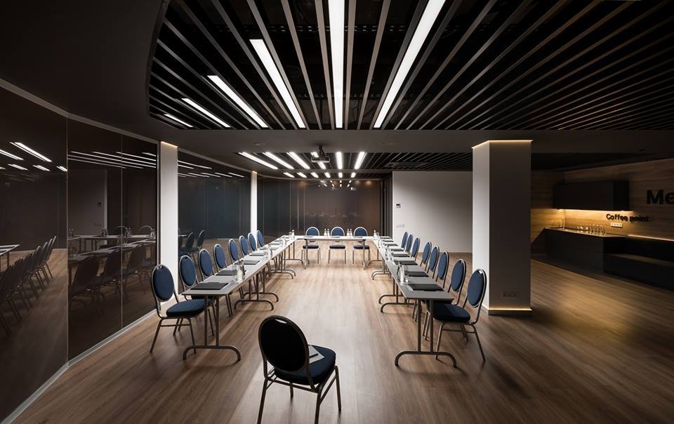 Впечатляющий конференц-зал за городом 