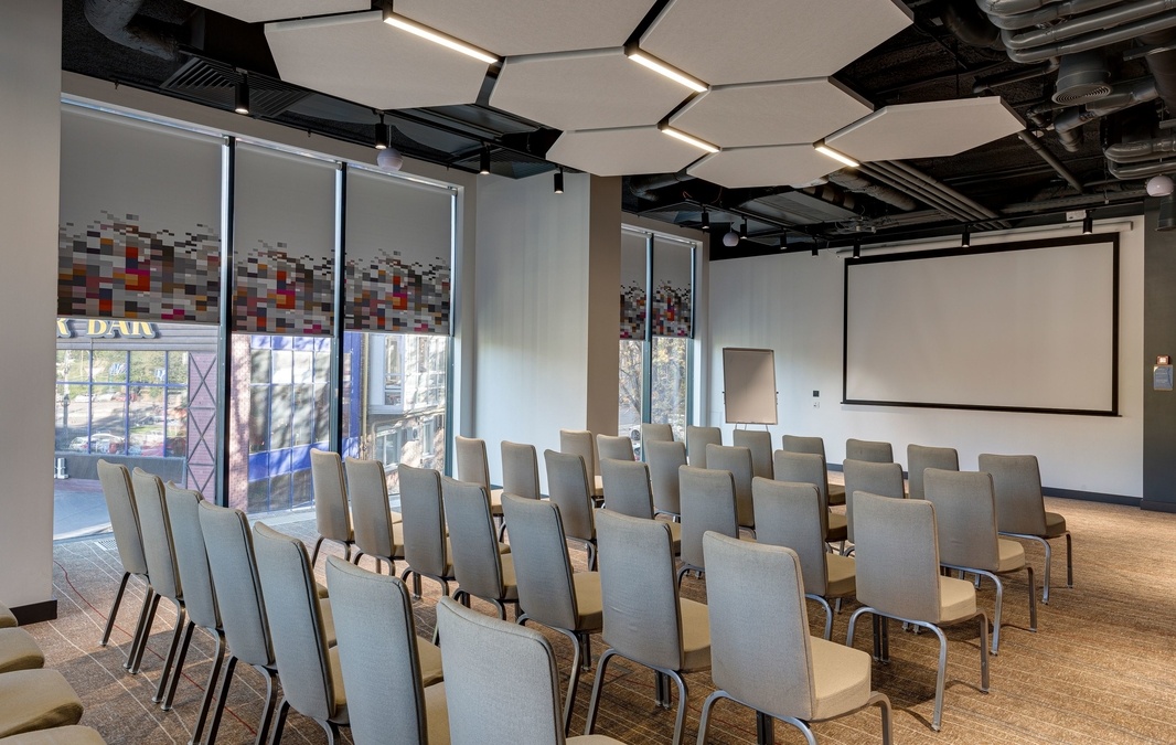 Современный конференц-зал в отеле Sky Loft 