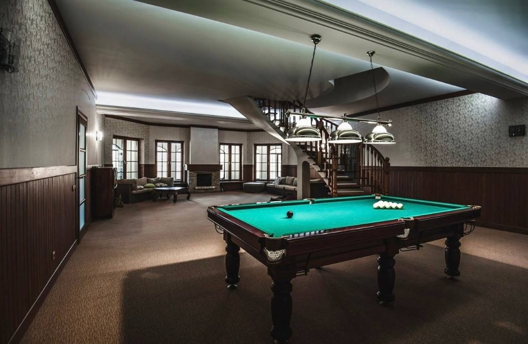 Великий будинок на озері