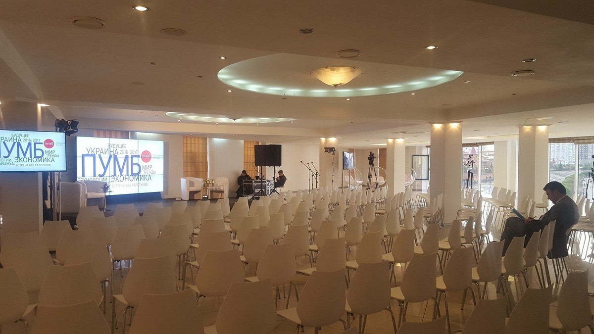 Біла зала в Гольф-центрі на Оболоні