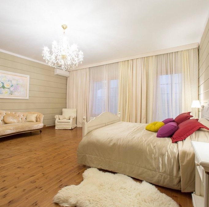 Великий будинок на озері