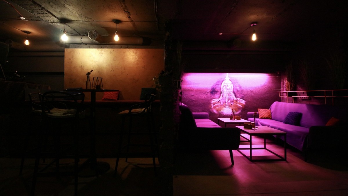 Атмосферное место Chill & Cheers