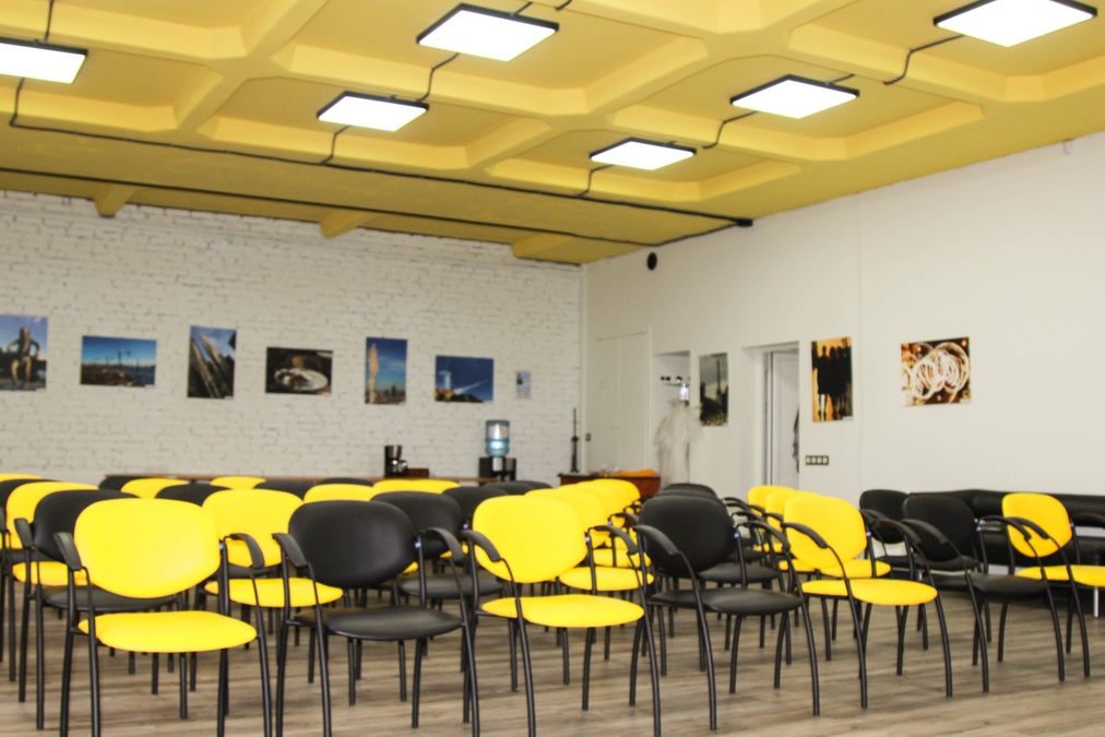 Просторный зал для мероприятия  "Yellow space"